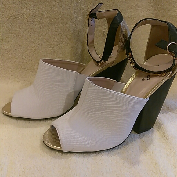 Black white and gold heels - Picture 1 of 3